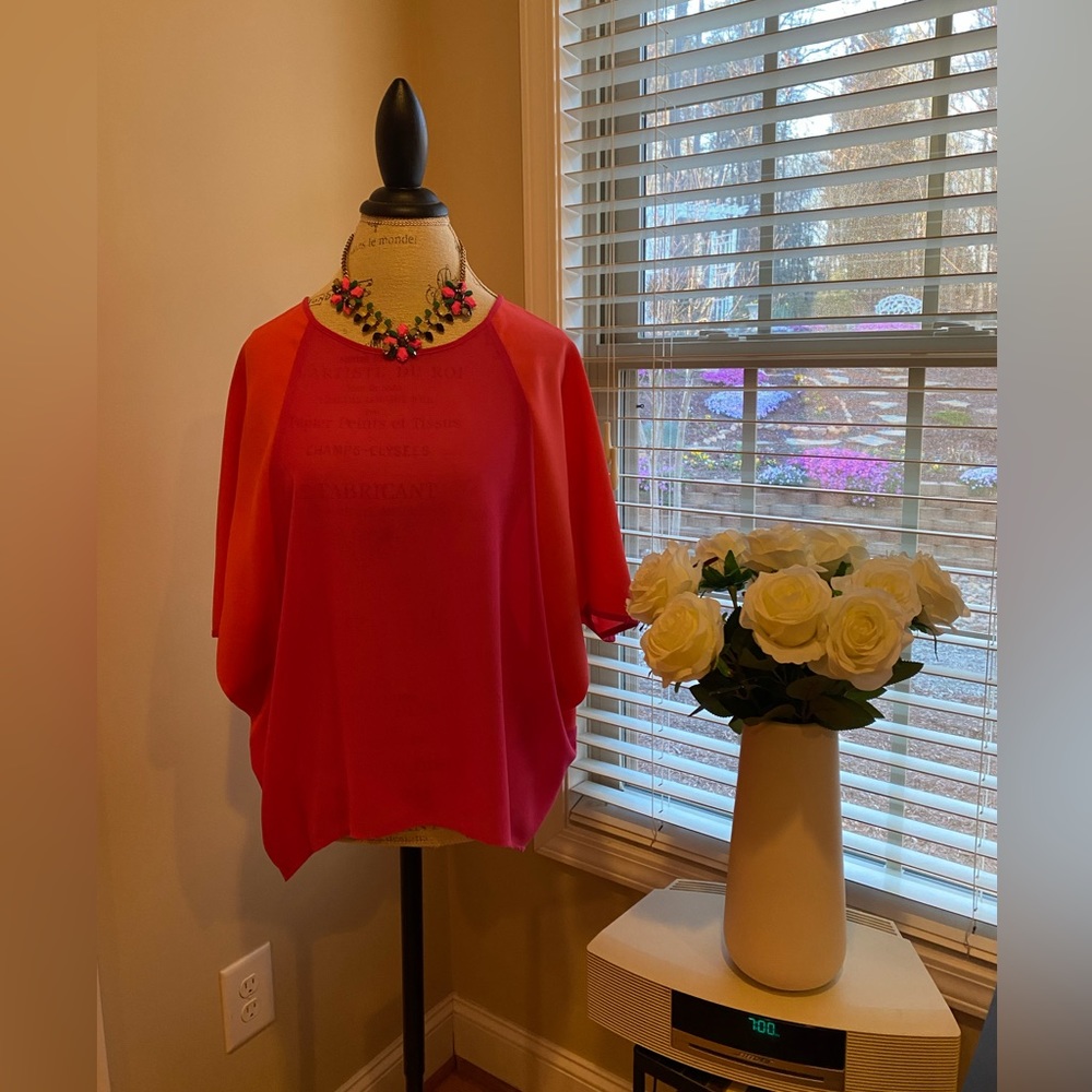 Beautiful top! Color block, nice and bright  hot pink and orange